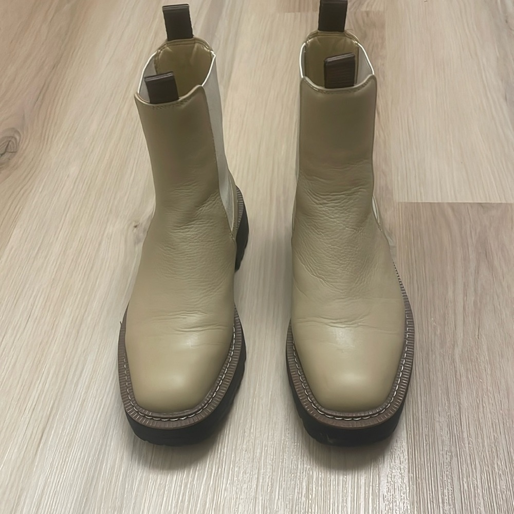 Sam Edelman Chelsea boots. Tan/nude.